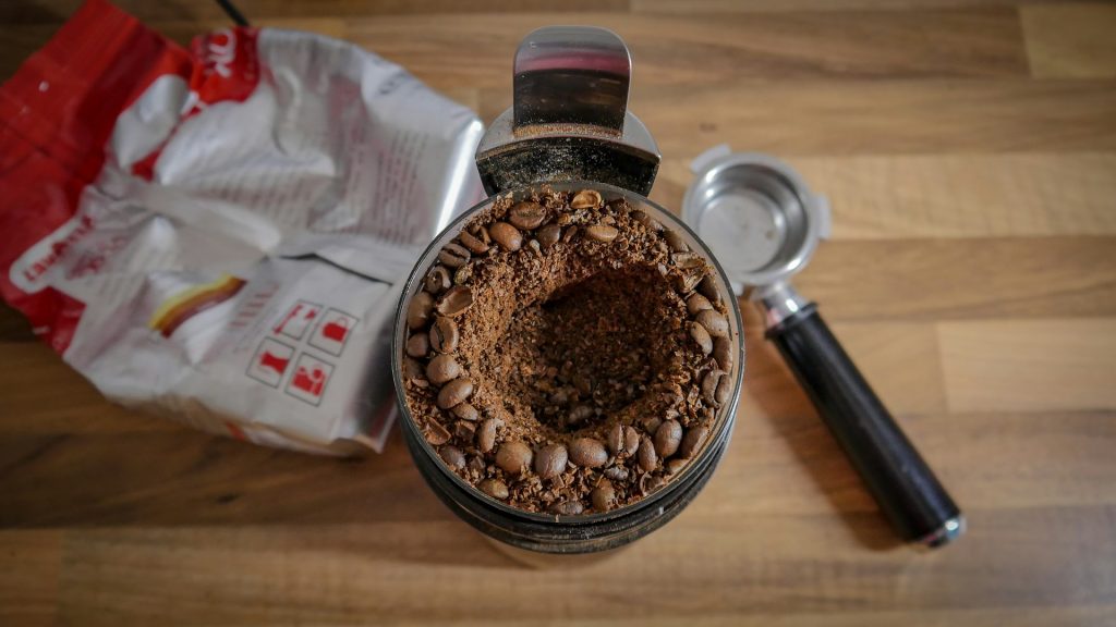 how to use a coffee grinder