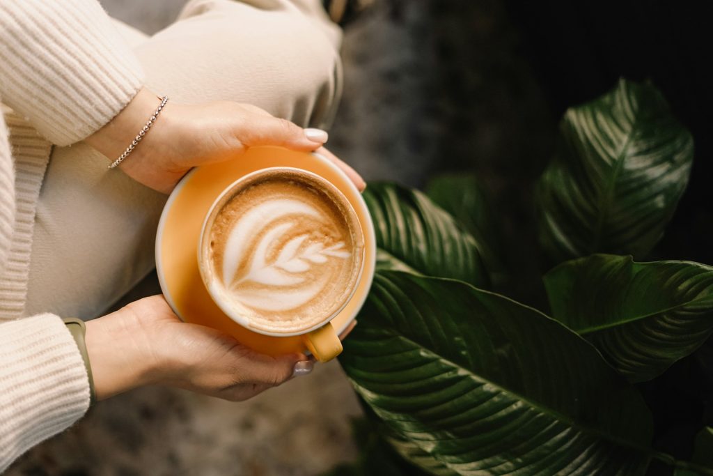 Diner Mugs vs Fancy Cups: Which Is Better for Your Coffee Ritual?